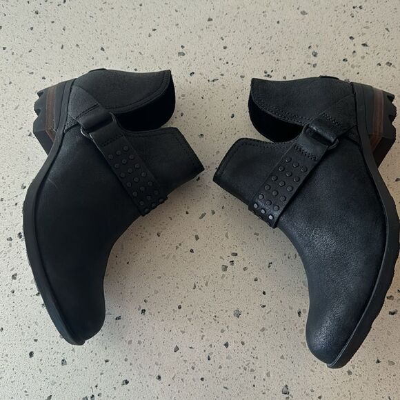 Sorel Lolla ll Women’s Black Leather Ankle Booties Cut Outs Studs Casual Size 6 - Picture 4 of 14